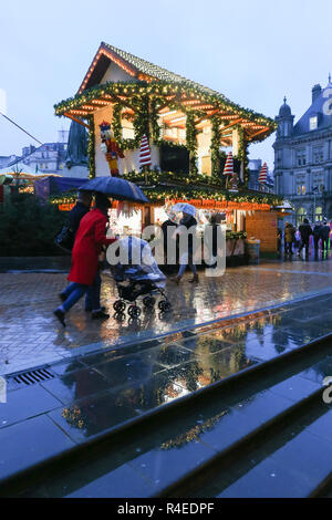 Birmingham, Regno Unito. 27 Novembre, 2018. Un tardo pomeriggio piovoso rende normalmente occupato Birmingham tedesco mercatino di Natale un washout. Peter Lopeman/Alamy Live News Foto Stock