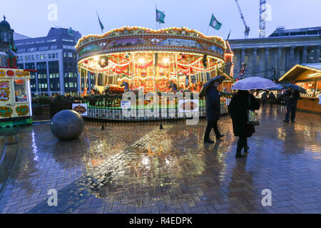 Birmingham, Regno Unito. 27 Novembre, 2018. Un tardo pomeriggio piovoso rende normalmente occupato Birmingham tedesco mercatino di Natale un washout. Peter Lopeman/Alamy Live News Foto Stock