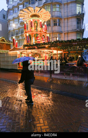 Birmingham, Regno Unito. 27 Novembre, 2018. Un tardo pomeriggio piovoso rende normalmente occupato Birmingham tedesco mercatino di Natale un washout. Peter Lopeman/Alamy Live News Foto Stock