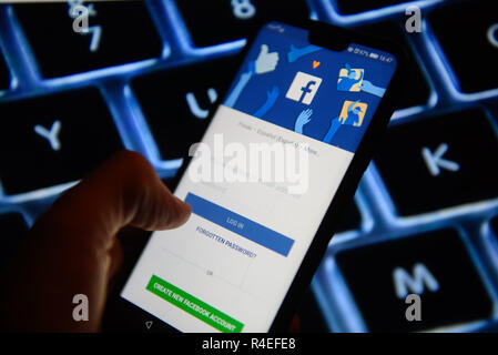 Cracovia in Polonia. 27 Nov, 2018. Facebook Login pannello è visibile su un telefono cellulare Android. Credito: Omar Marques/SOPA Immagini/ZUMA filo/Alamy Live News Foto Stock