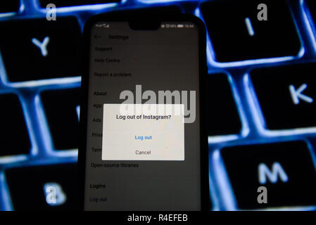 Cracovia in Polonia. 27 Nov, 2018. Instagram log out schermo è visibile su un telefono cellulare Android. Credito: Omar Marques/SOPA Immagini/ZUMA filo/Alamy Live News Foto Stock