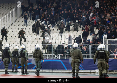Atene, Grecia. 27 Novembre, 2018. Atene, Stadio Olimpico, AEK Atene FC - Ajax , calcio, Champions League, stagione 2018-2019, 27-11-2018, sostenitori di Ajax in combattimenti su cavalletti prima che il gioco AEK Atene - Ajax . Credito: Pro scatti/Alamy Live News Foto Stock