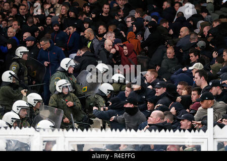 Atene, Grecia. 27 Novembre, 2018. Atene, Stadio Olimpico, AEK Atene FC - Ajax , calcio, Champions League, stagione 2018-2019, 27-11-2018, sostenitori di Ajax scontri con la polizia prima della partita AEK Atene - Ajax . Credito: Pro scatti/Alamy Live News Foto Stock