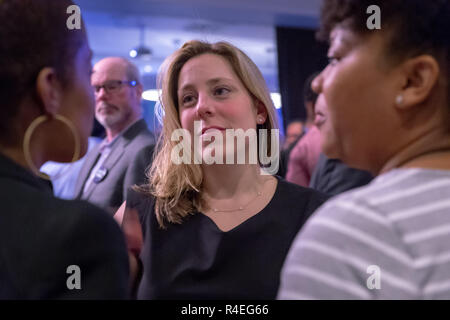 7 novembre 2018 - Città Giardino, New York, Stati Uniti - LIUBA GRECHEN SHIRLEY, al centro, il candidato democratico per New York Quartiere Congressuale 2, colloqui con i sostenitori delusi - (L-R) RETHA FERNANDEZ, di Babilonia e JACKIE DUODU-BURBRIDGE, di Copiague - dopo che incombe il re è dichiarato vincitore in gara molto combattuta seguita a livello nazionale. Nassau County Democrats guardato il giorno delle elezioni i risultati al Garden City Hotel di Long Island. (Credito Immagine: © Ann Parry/ZUMA filo) Foto Stock