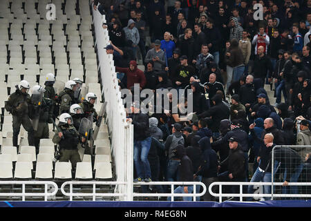 Atene, Grecia. 27 Novembre, 2018. Atene, Stadio Olimpico, AEK Atene FC - Ajax , calcio, Champions League, stagione 2018-2019, 27-11-2018, Ajax appassionati scontri con la polizia sui supporti durante il gioco AEK Atene - Ajax . Credito: Pro scatti/Alamy Live News Foto Stock