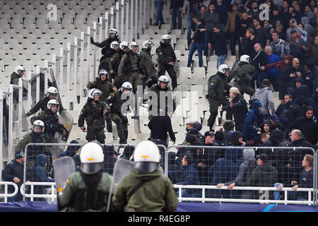Atene, Grecia. 27 Novembre, 2018. Atene, Stadio Olimpico, AEK Atene FC - Ajax , calcio, Champions League, stagione 2018-2019, 27-11-2018, poliziotti con Ajax sostenitori prima che il gioco AEK Atene - Ajax . Credito: Pro scatti/Alamy Live News Foto Stock