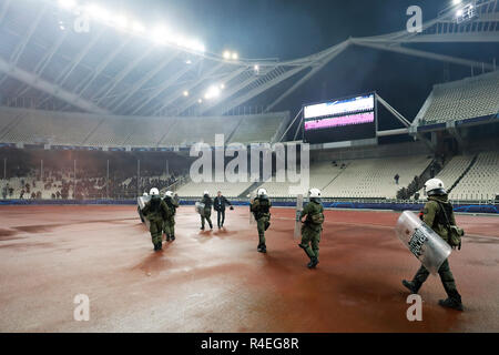 Atene, Grecia. 27 Novembre, 2018. Atene, Stadio Olimpico, AEK Atene FC - Ajax , calcio, Champions League, stagione 2018-2019, 27-11-2018, poliziotti nello stadio prima della partita AEK Atene - Ajax . Credito: Pro scatti/Alamy Live News Foto Stock