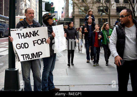 La città di New York, New York, Stati Uniti d'America. 25 Nov, 2018. Die-hard i sostenitori di Donald Trump che frequentano ogni Trump protesta in New York City. La piccola banda di maga sostenitori numerazione tra tre (3) e sei (6) persone, spesso contro-protesta e shadow marzo il gruppo principale (s) quando sono in movimento. Credito: G. Ronald Lopez/ZUMA filo/Alamy Live News Foto Stock