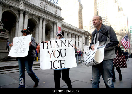 La città di New York, New York, Stati Uniti d'America. 25 Nov, 2018. Die-hard i sostenitori di Donald Trump che frequentano ogni Trump protesta in New York City. La piccola banda di maga sostenitori numerazione tra tre (3) e sei (6) persone, spesso contro-protesta e shadow marzo il gruppo principale (s) quando sono in movimento. Credito: G. Ronald Lopez/ZUMA filo/Alamy Live News Foto Stock