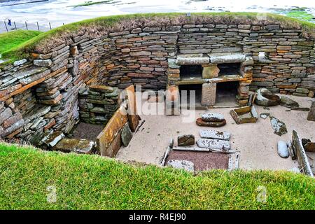 Casa di epoca preistorica a Skara Brae, isole Orcadi Scozia, Regno Unito Foto Stock
