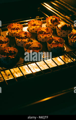 Muffin cotti sono estratti dal forno Foto Stock