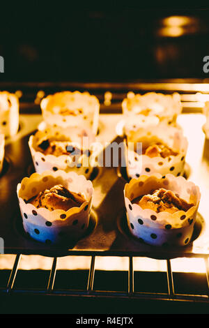 Muffin cotti sono estratti dal forno Foto Stock