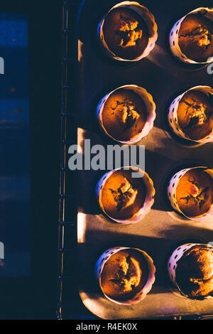 Muffin cotti sono estratti dal forno Foto Stock