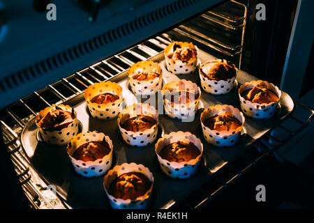 Muffin cotti sono estratti dal forno Foto Stock