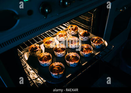 Muffin cotti sono estratti dal forno Foto Stock