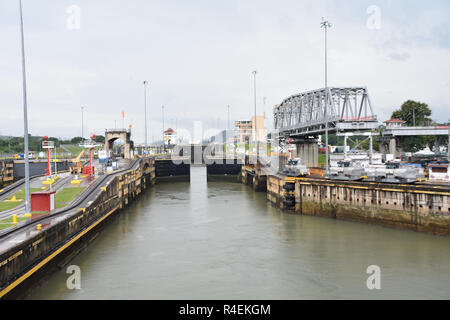 Guardando indietro dalla poppa della barca. In uscita il Miraflores Locks sul Canale di Panama verso l'Oceano Pacifico Foto Stock