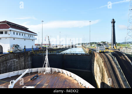 Vista da una nave in attesa del primo blocco per essere inondate nelle serrature Gatun, Panama Canal Foto Stock