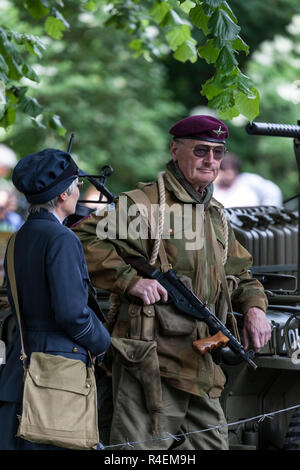 Re-Enactor militare indossando un Airborne Reggimento paracadutisti uniforme di Barnard Castle, 1940's Weekend 2018 Foto Stock