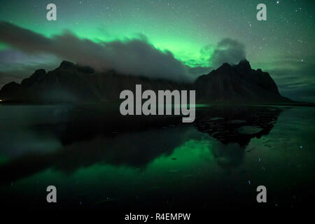 Aurora Boreale sopra Vestrahorn, Stokksnes, Southeastern Islanda Foto Stock
