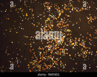 Il giorno dopo il Capodanno: colorati coriandoli sdraiato sul pavimento Foto Stock