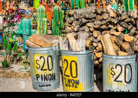 Piñon legna da ardere per la vendita in un negozio di vendita colorato le importazioni messicane, Ruidoso, Nuovo Messico, Stati Uniti d'America. Foto Stock