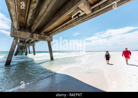 Fort Walton Beach, Stati Uniti d'America - 24 Aprile 2018: Okala Isola Molo Pesca in Florida con pilastri, onde verdi in Panhandle, Golfo del Messico in giornate assolate d Foto Stock