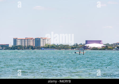 Sarasota, Stati Uniti d'America - 28 Aprile 2018: cielo blu in Florida City durante la giornata di sole, cityscape, bay, edifici Foto Stock