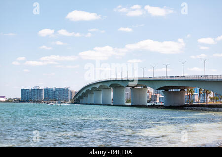 Sarasota, STATI UNITI D'AMERICA Beach in Florida City durante la giornata di sole, cityscape, bay, edifici e John Ringling causeway bridge Foto Stock