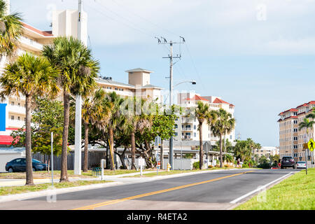 Venezia, Stati Uniti d'America - 29 Aprile 2018: Casa vacanze hotel o appartamenti di un condominio in piccola pensione Florida beach city, città o villaggio con colorati Foto Stock