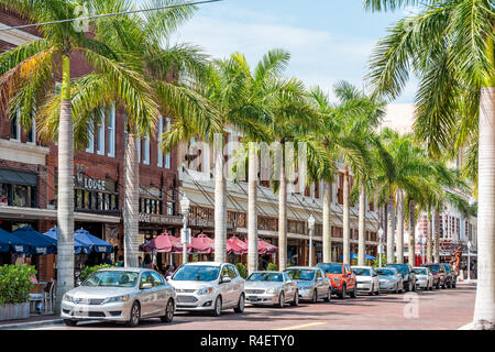 Fort Myers, Stati Uniti d'America - 29 Aprile 2018: City town street durante la giornata di sole in Florida golfo del Messico costa, shopping e ristoranti, automobili parcheggiate, fila di GRE Foto Stock