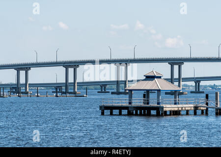 Ponti nel porto Marina dock sul Fiume Caloosahatchee durante la giornata di sole in Florida golfo del Messico costa, pier, nessuno, gazebo pavilion in Fort Myers, U Foto Stock