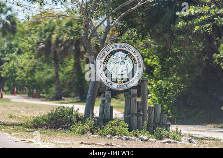 Sanibel Island, Stati Uniti d'America - 29 Aprile 2018: segno di benvenuto nel parco in spiaggia vicino a Fort Myers, Florida, santuario incorporato su strada Foto Stock