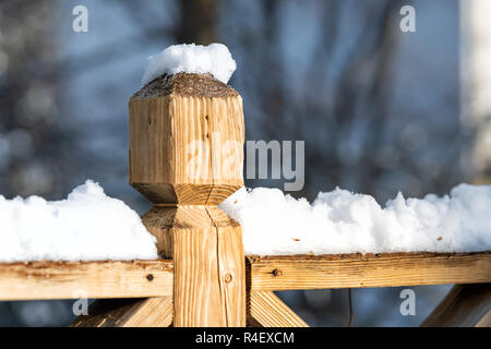 Primo piano del ponte di legno ringhiera di recinzione, polo, post coperto, impilati, cumulo di neve dopo la nevicata pesante tempesta di neve, tempesta in casa, home, neig residenziale Foto Stock