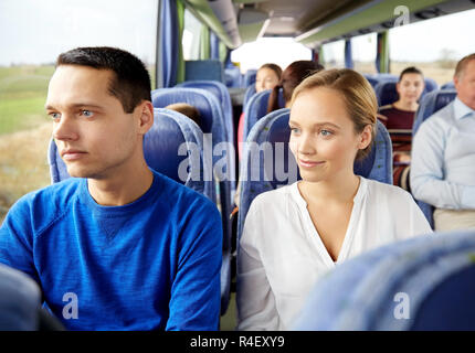 Coppia felice o passeggeri in autobus di viaggio Foto Stock