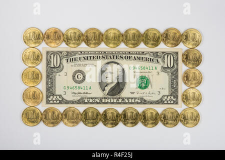 Dieci dollari riscossi sul perimetro di una decina di monete in russo, vista dall'alto Foto Stock