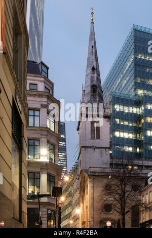 Inghilterra, città di Londra,St Mary a colle- ufficio contemporaneo edifici e Santa Margherita Pattens chiesa di Inghilterra durante la notte.La chiesa è esterna Foto Stock