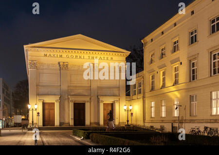 Germania Berlino Mitte am Festungsgraben - Maxim Gorki Theater di notte - un dramma contemporaneo venue con uno studio. Foto Stock