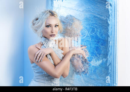 Snow Queen vicino a specchio congelati Foto Stock