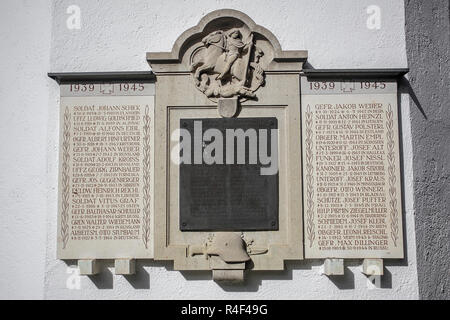 War Memorial, situato in Riems vicino a Monaco di Baviera, raffigurante la popolazione locale ha perso in entrambi i mondi guerre. Foto Stock