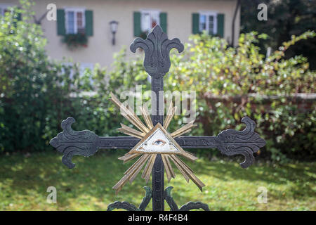 Visto qui in un cimitero in Reims nei pressi di Monaco di Baviera è l'occhio della Provvidenza, o il All-Seeing Eye. Foto Stock