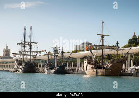 Riproduzioni di navi spagnole Galeón Andalucía, Nao Victoria e Nao Santa María. Festival marittimo di Málaga 2018, Spagna. Foto Stock