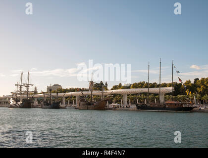 Riproduzioni di navi spagnole Galeón Andalucía, Nao Victoria e Nao Santa María. Festival marittimo di Málaga 2018, Spagna. Foto Stock