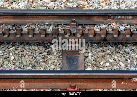 Close-up di un binario ferroviario con una cremagliera. Foto Stock