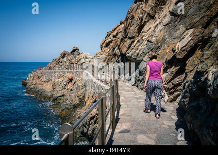 Donna che cammina sul percorso in corrispondenza Almaciga, Taganana Costa, Tenerife, Spagna Foto Stock