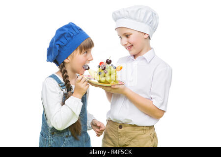 I bambini di contenimento forma hedgehog snack di frutta Foto Stock