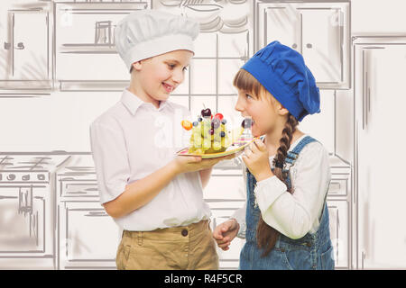 I bambini di contenimento forma hedgehog snack di frutta Foto Stock