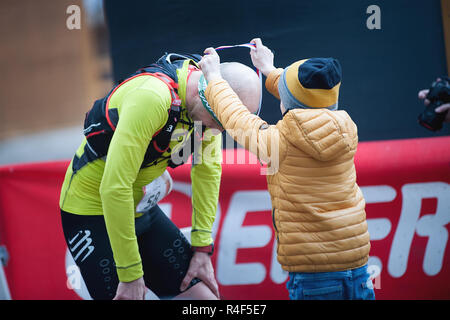 Repubblica ceca, Pilsen, Novembre 2018: Hannah Pilsen Krkavec Trail. Uomini ottenere medaglia per il partecipante alla fine della corsa. Foto Stock