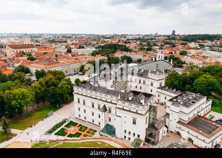 Il Palazzo dei Granduchi di Lituania visto da Gediminas Torre". Vilnius, Contea di Vilnius, Lituania, paesi baltici, Europa. Foto Stock