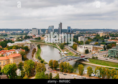 Vista del moderno da Vilnius Gediminas Tower. Vilnius, Contea di Vilnius, Lituania, paesi baltici, Europa. Foto Stock