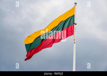 Bandiera della Lituania sulla sommità del castello di Vilnius complesso. Vilnius, Contea di Vilnius, Lituania, paesi baltici, Europa. Foto Stock